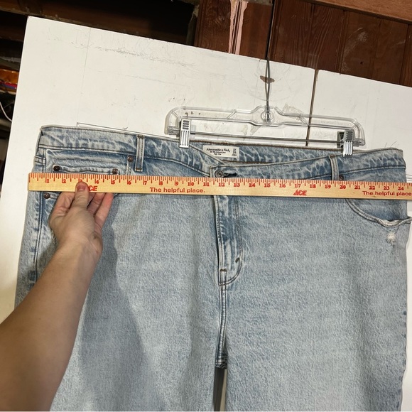 Abercrombie & Fitch The 90’s Relaxed High Rise Jeans Light Wash Size 37/24S NWT - Picture 4 of 10